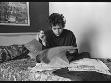 Bob Dylan, Reading the Newspaper in Hotel Room